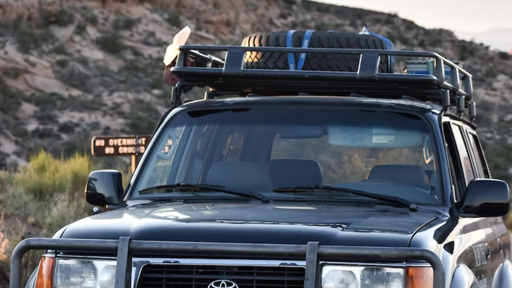 Removable roof cargo basket